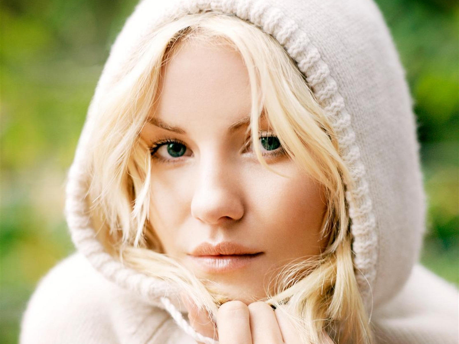 elisha-cuthbert-19
