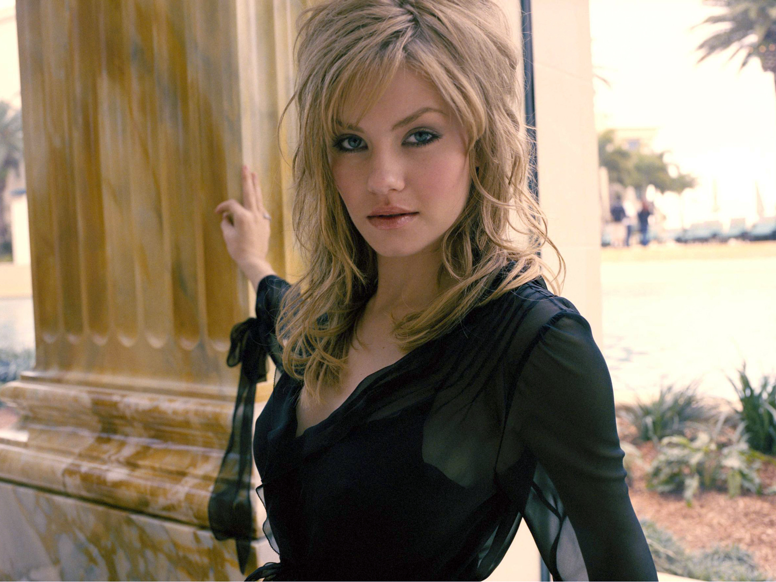 elisha-cuthbert-4